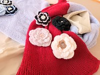 13号棒針で編んだ目の荒いマフラーにかぎ針編みのコサージュ